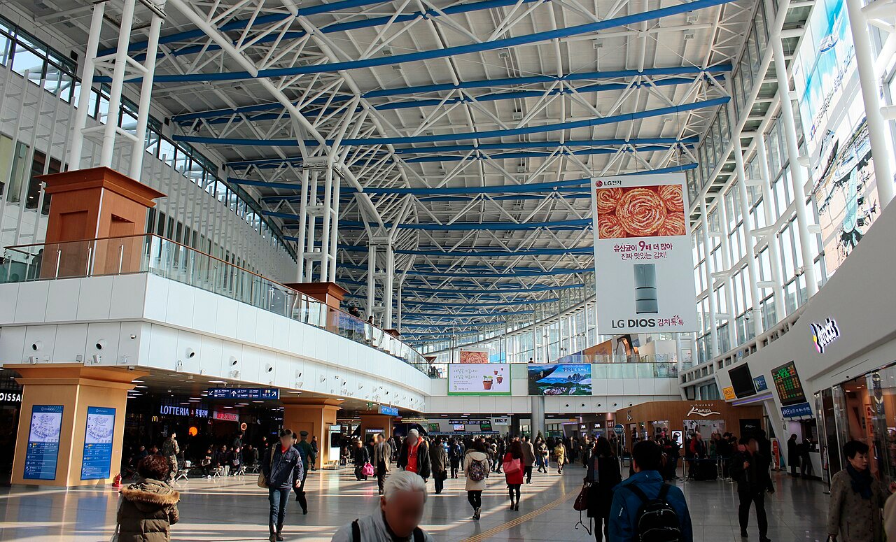 Passengers in the main concourse of Seoul Station, South Korea